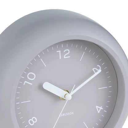 Wanduhr-Ziffernblatt im Nahbereich: warmgraues Gehäuse, 12er-Anzeige und weiße Zeiger