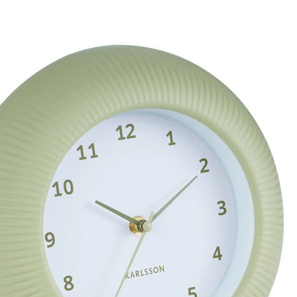 Nahaufnahme einer Teeegrünen Wanduhr: weißes Zifferblatt mit Zahlen und Zeigern