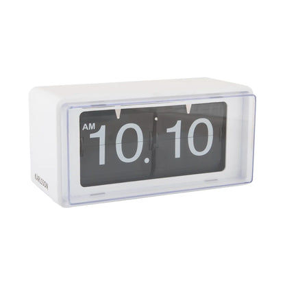 Nahansicht Vorderseite einer weißen Retro-Klappzahlen-Wanduhr, Anzeige 10:10