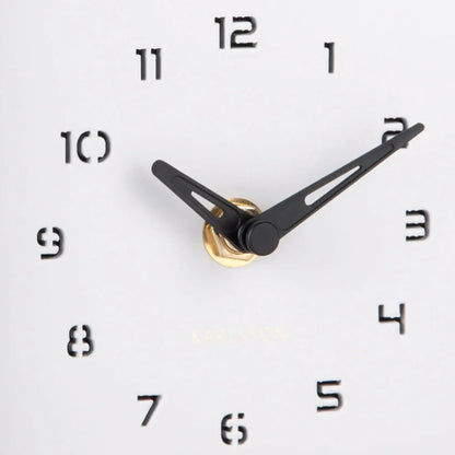 Nahaufnahme: Uhrzeiger und römische Ziffern auf weißem Zifferblatt der Wanduhr