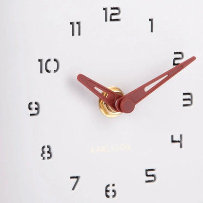 Detailaufnahme der Karlsson Wanduhr: Zeiger, Ziffern und Uhrwerköffnung