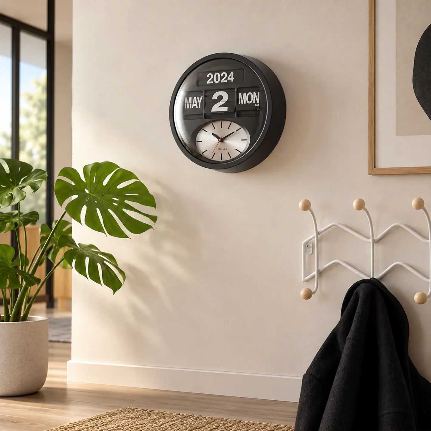 Schwarze runde Wanduhr mit Flip-Datum „2024 2“ und analogen Zeigern