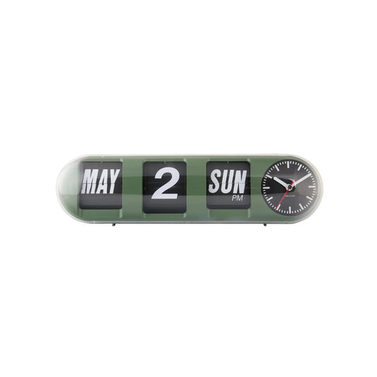 Karlsson-Röhrenwanduhr in Dschungelgrün: „MAY 2 SUN PM“ mit Runduhr