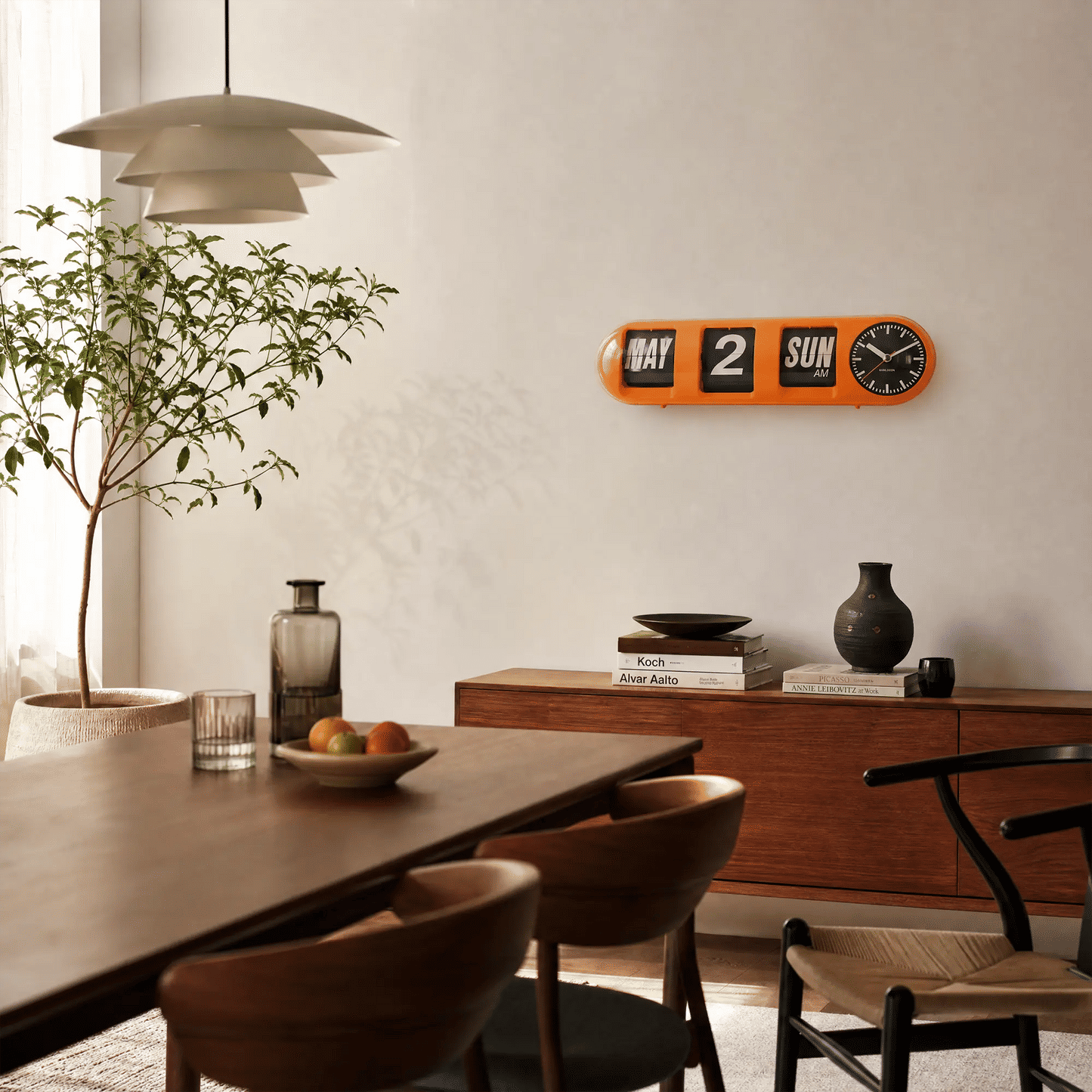 Orange Wanduhr mit Klappzahlen MAY, 2, SUN AM und rundem Zifferblatt