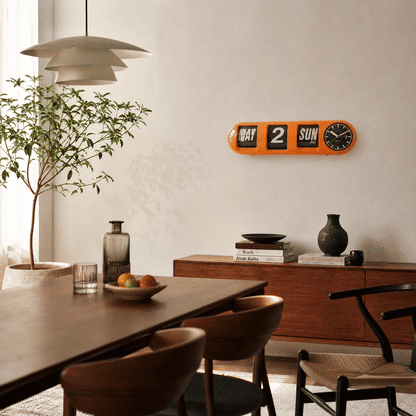 Orange Wanduhr mit Klappzahlen MAY, 2, SUN AM und rundem Zifferblatt