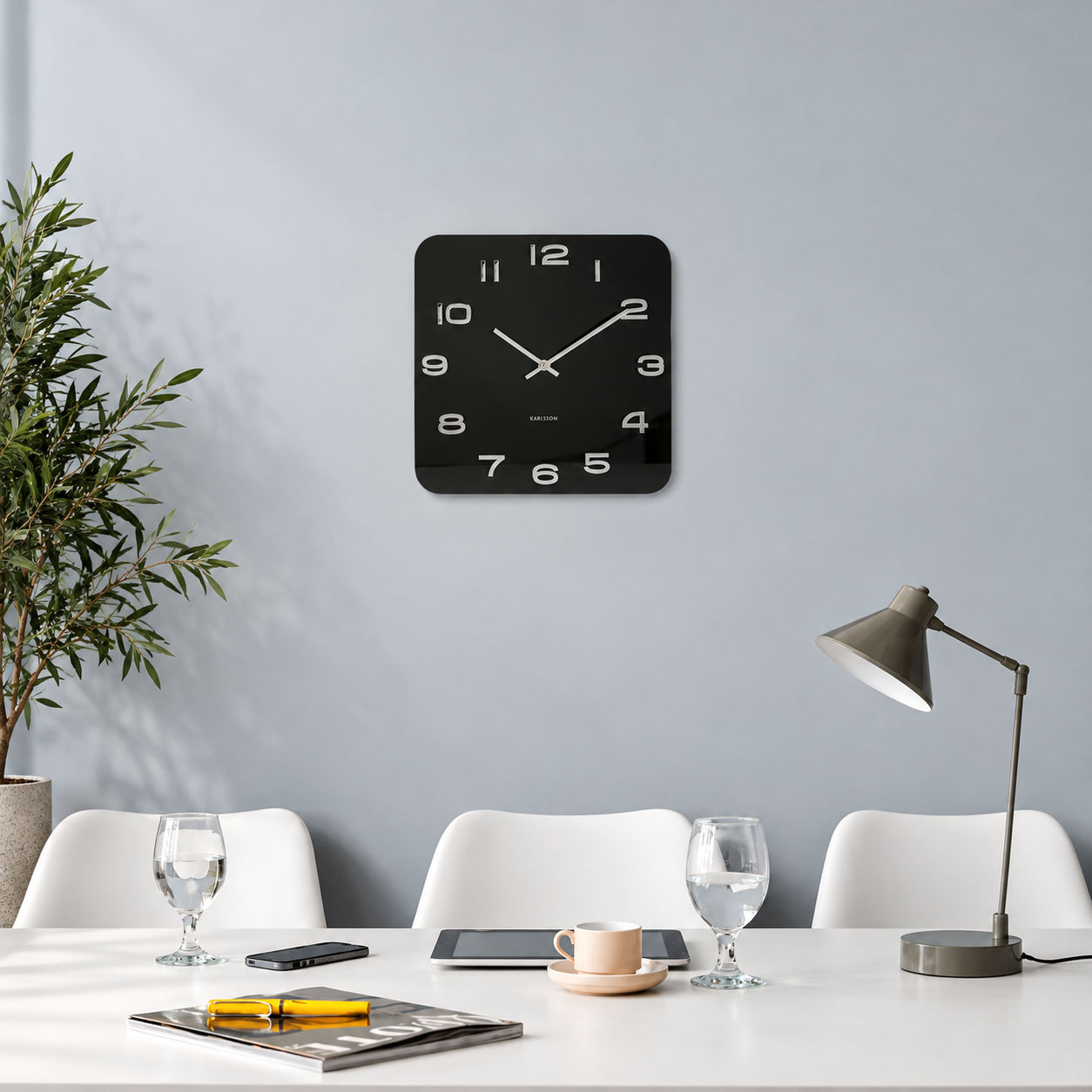 Karlsson Wanduhr quadratisch schwarz, arabische Ziffern, silberne Zeiger an Wand