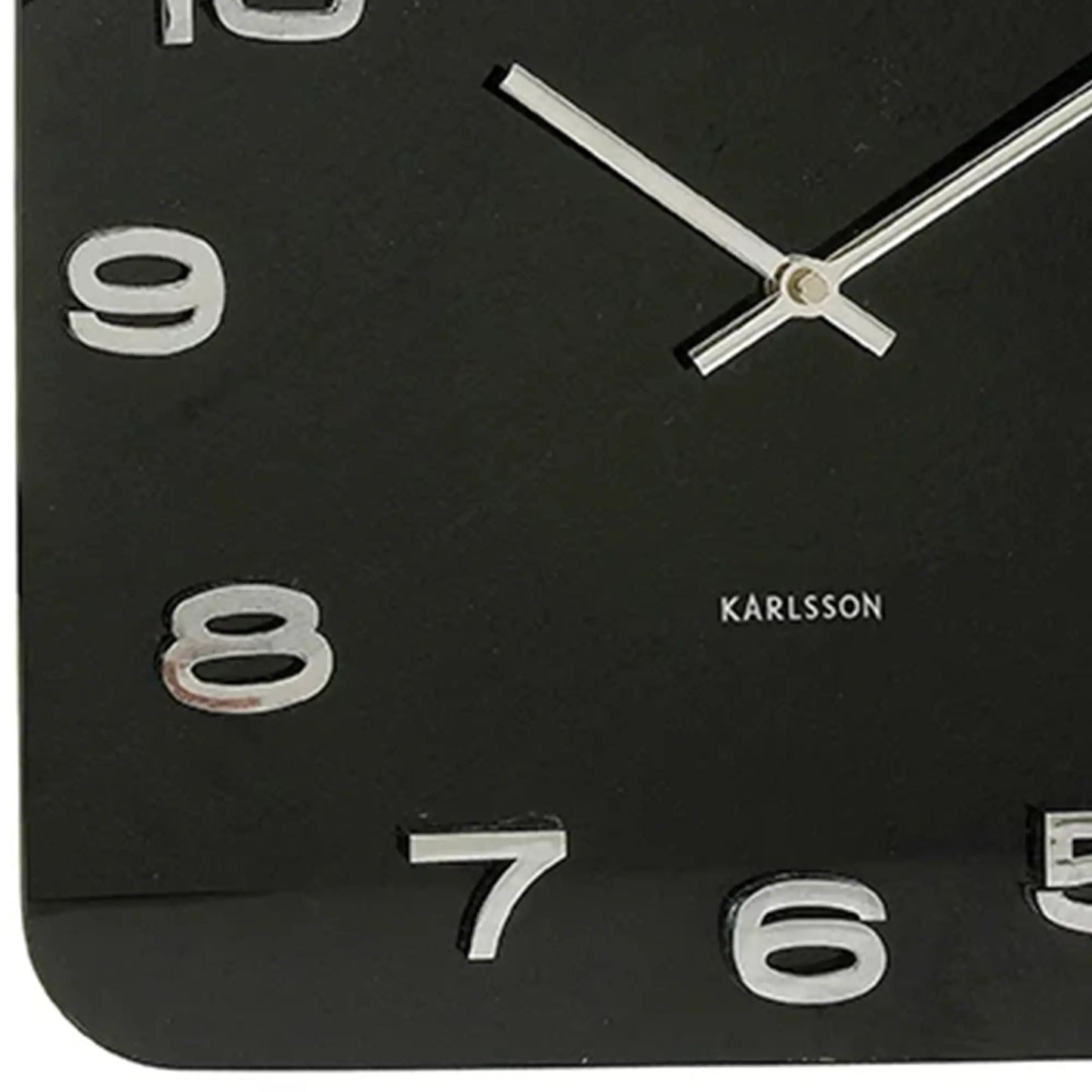 Detailansicht: Karlsson Wanduhr, Ziffern 8 und 9 auf schwarzem Zifferblatt
