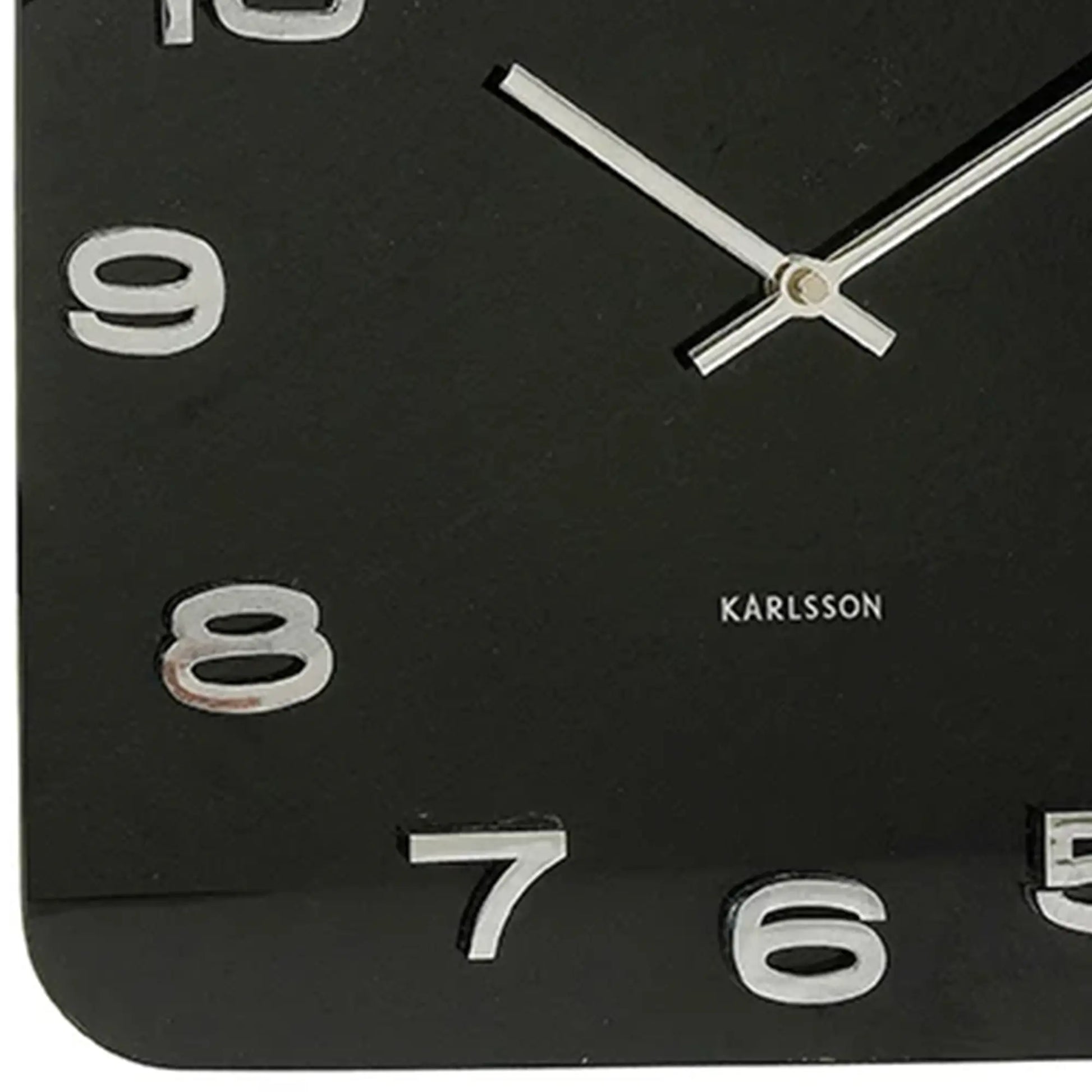 Detailansicht: Karlsson Wanduhr, Ziffern 8 und 9 auf schwarzem Zifferblatt