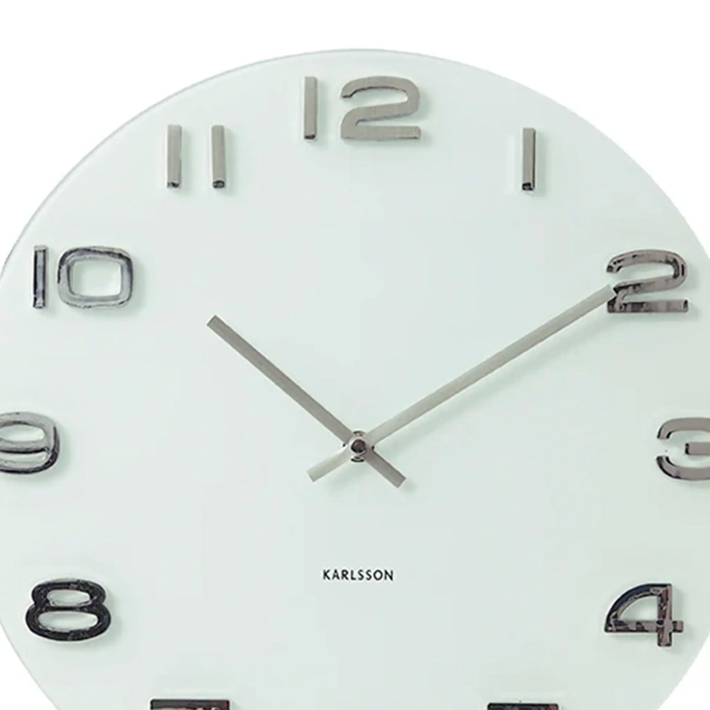 Nahaufnahme: Runde Wanduhr mit weißem Ziffernblatt, arabischen Ziffern und silbernen Zeigern