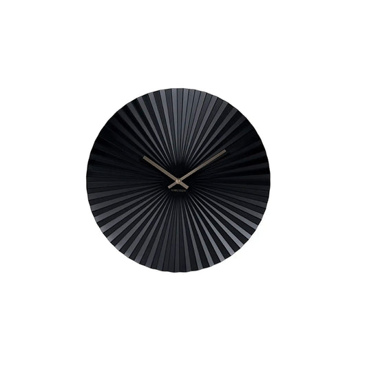 Runde schwarze Wanduhr mit Fächer-Design, offenem Zifferblatt und goldfarbenen Zeigern