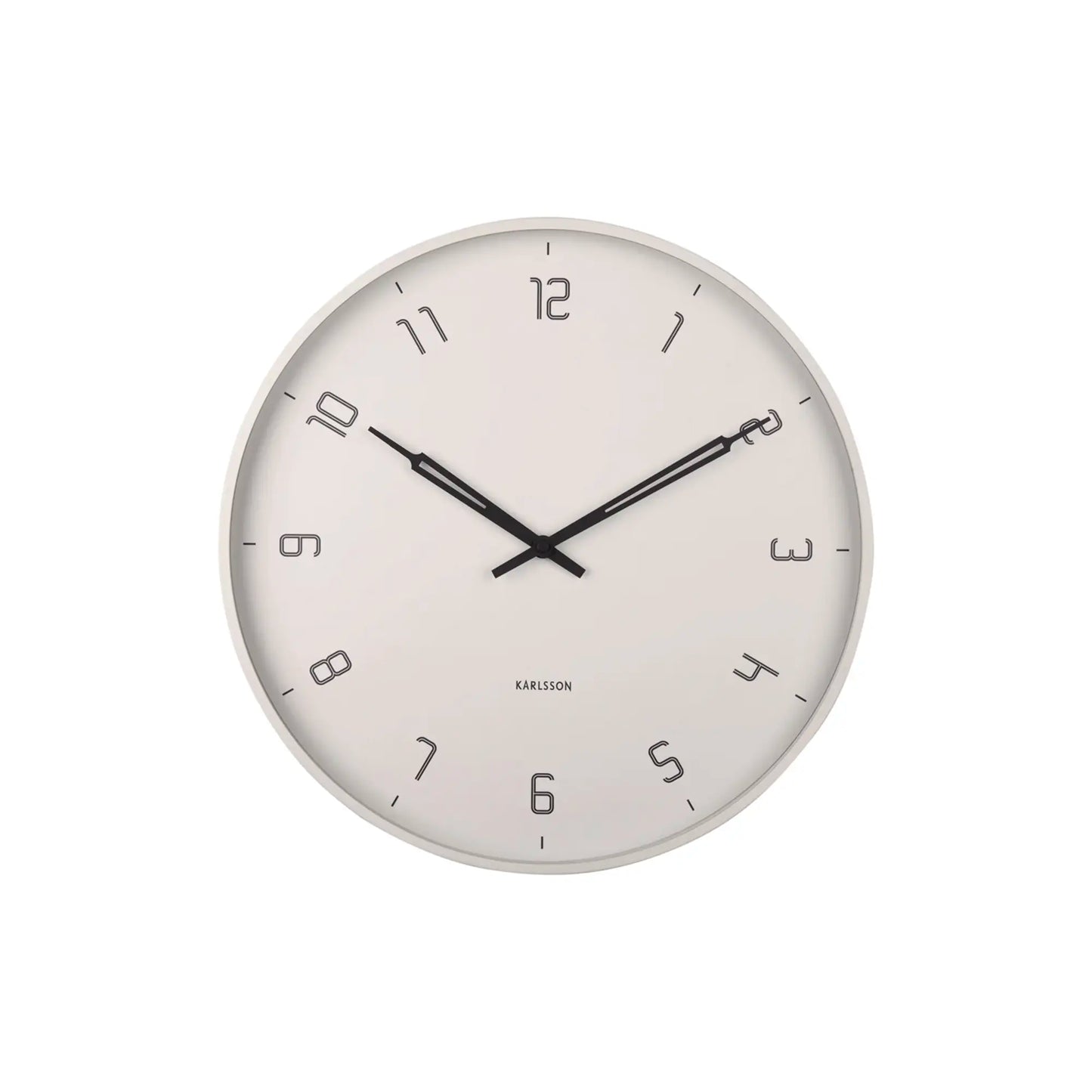 Wanduhr mit rundem, weißlich-hellem Zifferblatt und schwarzen Zeigern, arabische Ziffern.