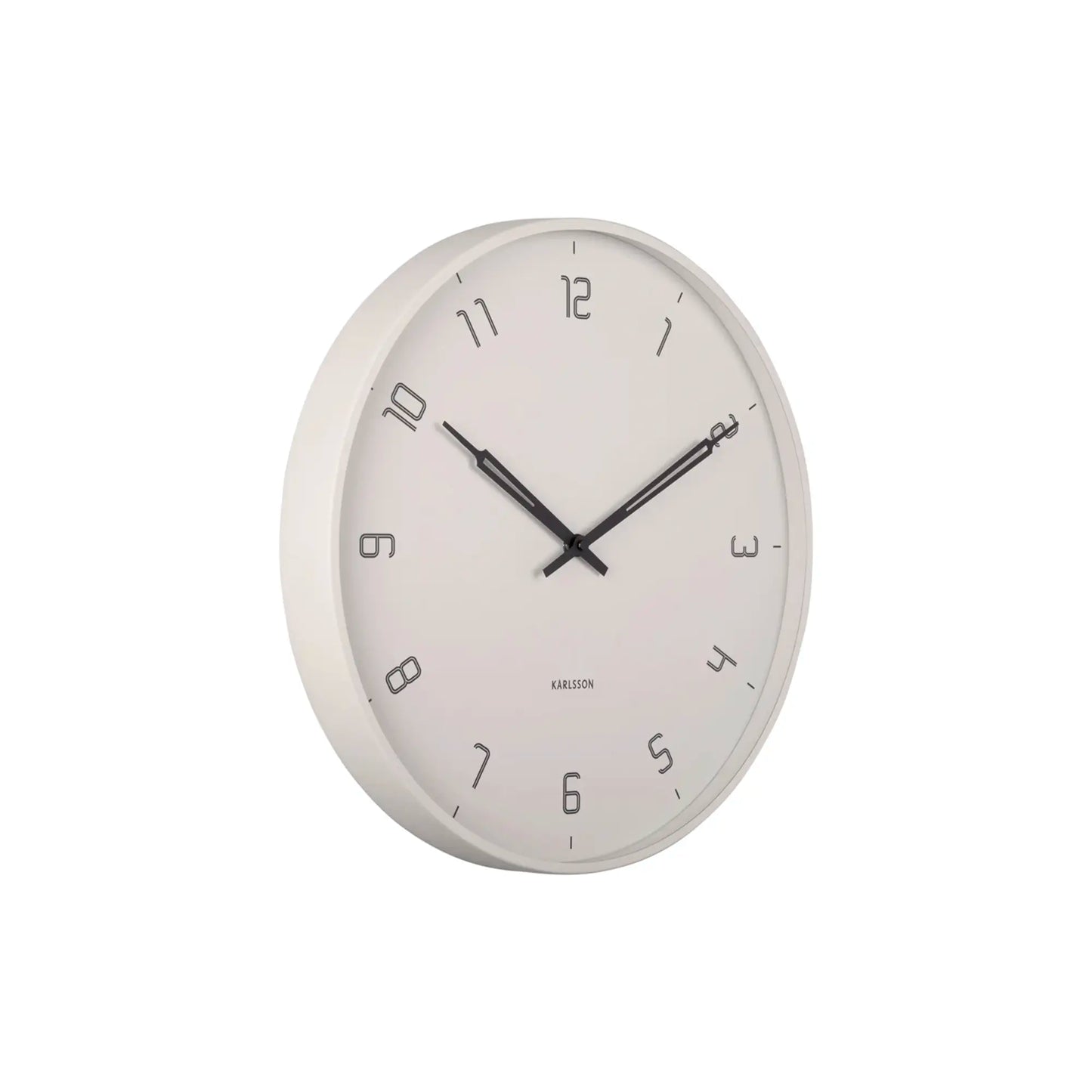 Wanduhr mit rundem, hellem Gehäuse und arabischen Ziffern; analoge Zeiger.