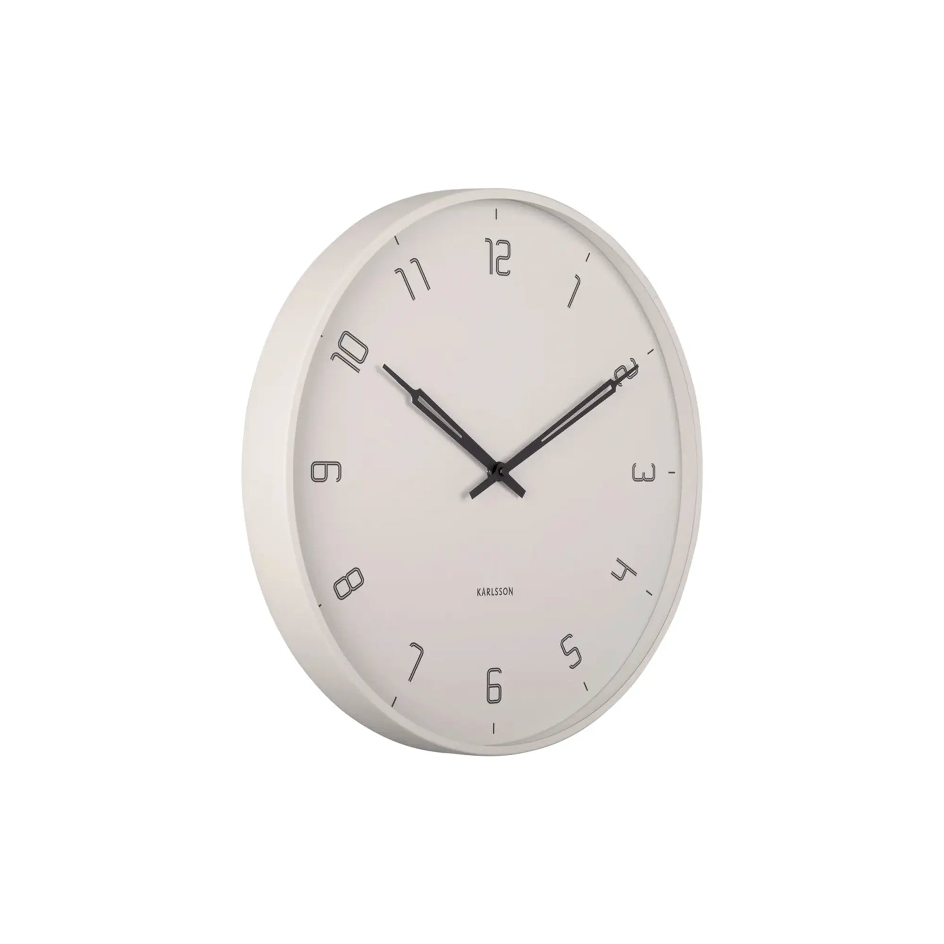 Wanduhr mit rundem, hellem Gehäuse und arabischen Ziffern; analoge Zeiger.