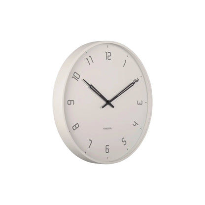 Wanduhr mit rundem, hellem Gehäuse und arabischen Ziffern; analoge Zeiger.