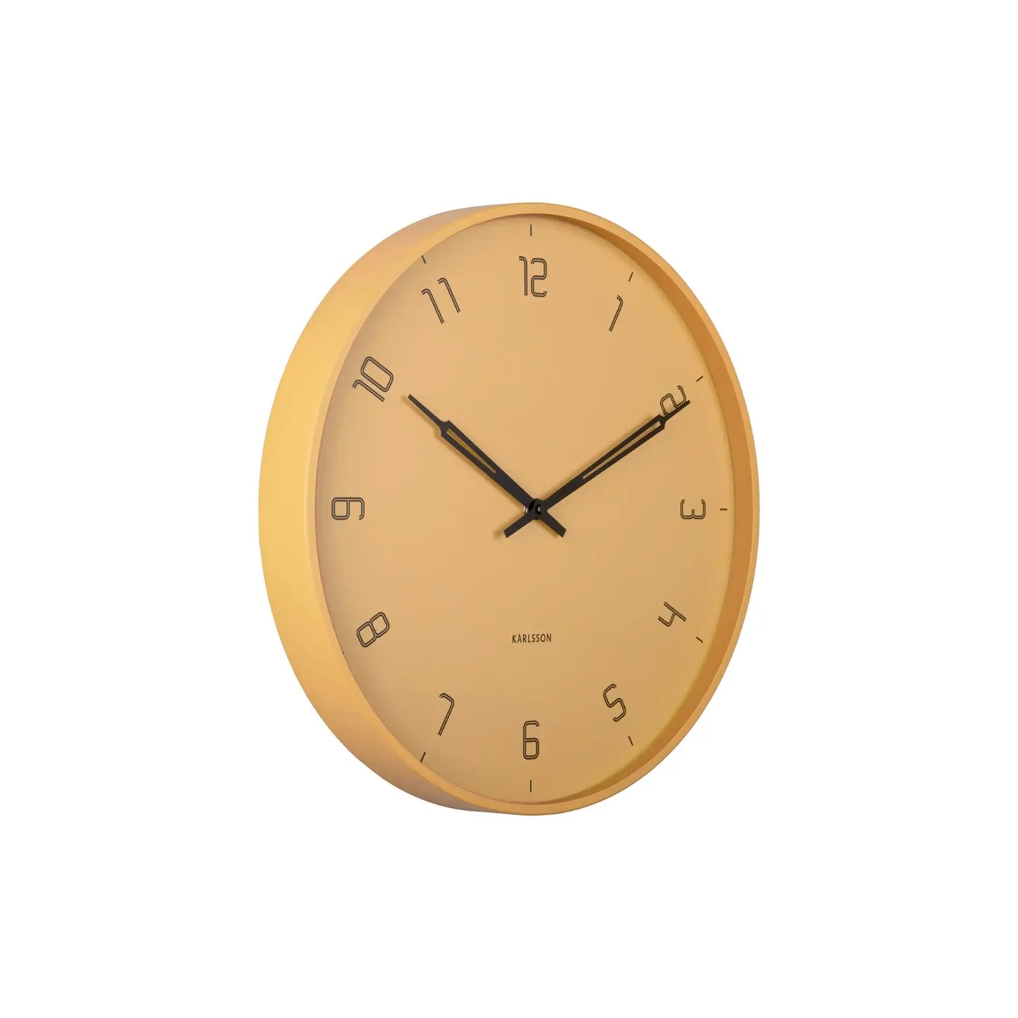 Runde Wanduhr mit honiggelbem Zifferblatt und schwarzen Zeigern