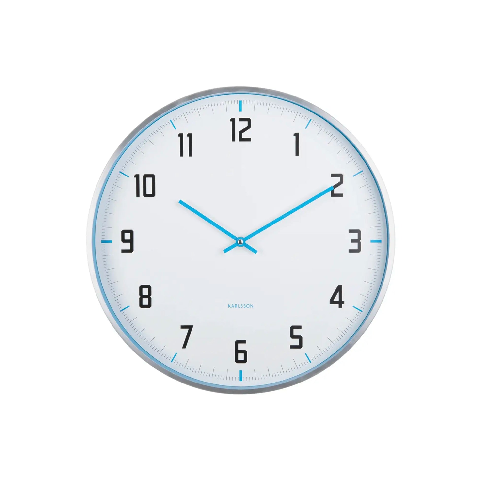 Nahansicht Wanduhr Karlsson: hellblauer Rand, weißes Ziffernblatt mit schwarzen Zahlen und blauen Zeigern