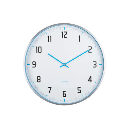Nahansicht Wanduhr Karlsson: hellblauer Rand, weißes Ziffernblatt mit schwarzen Zahlen und blauen Zeigern