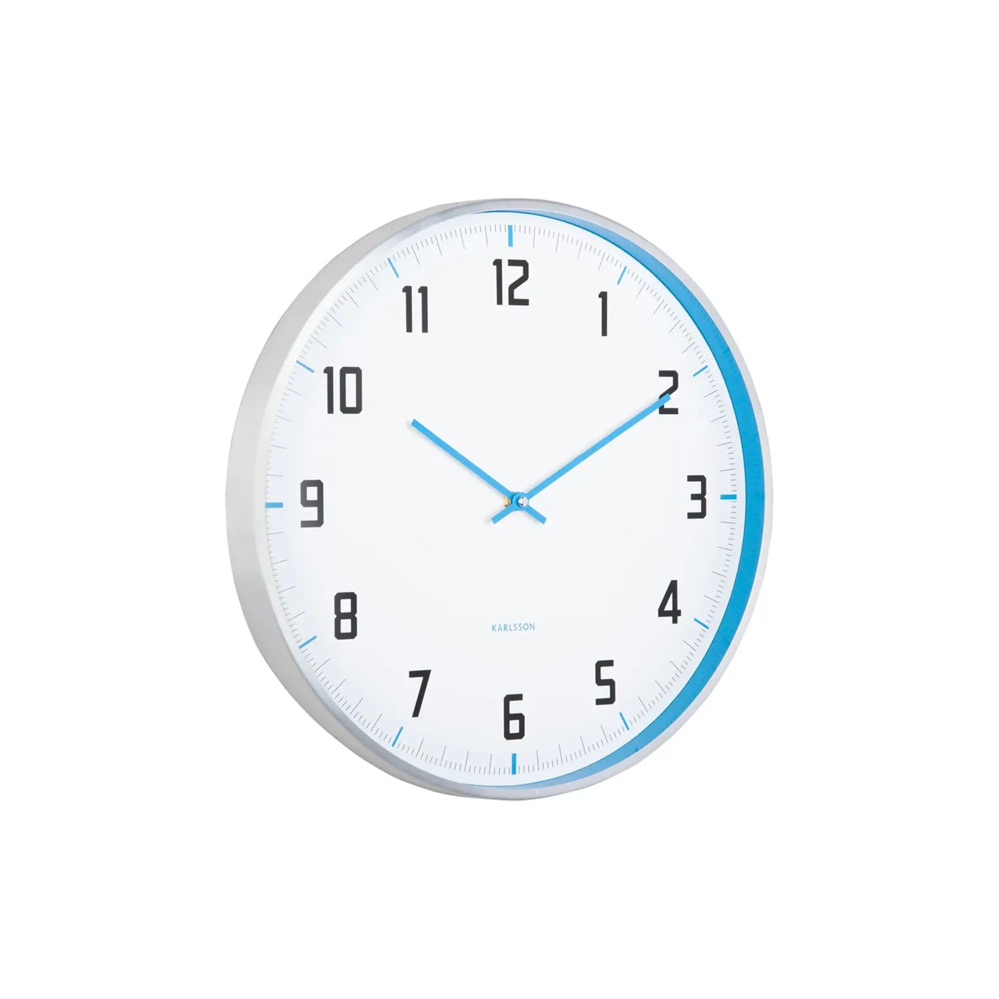 Kreisförmige Wanduhr Karlsson mit weißem Ziffernblatt, blauen Zeigern und hellblauem Rand