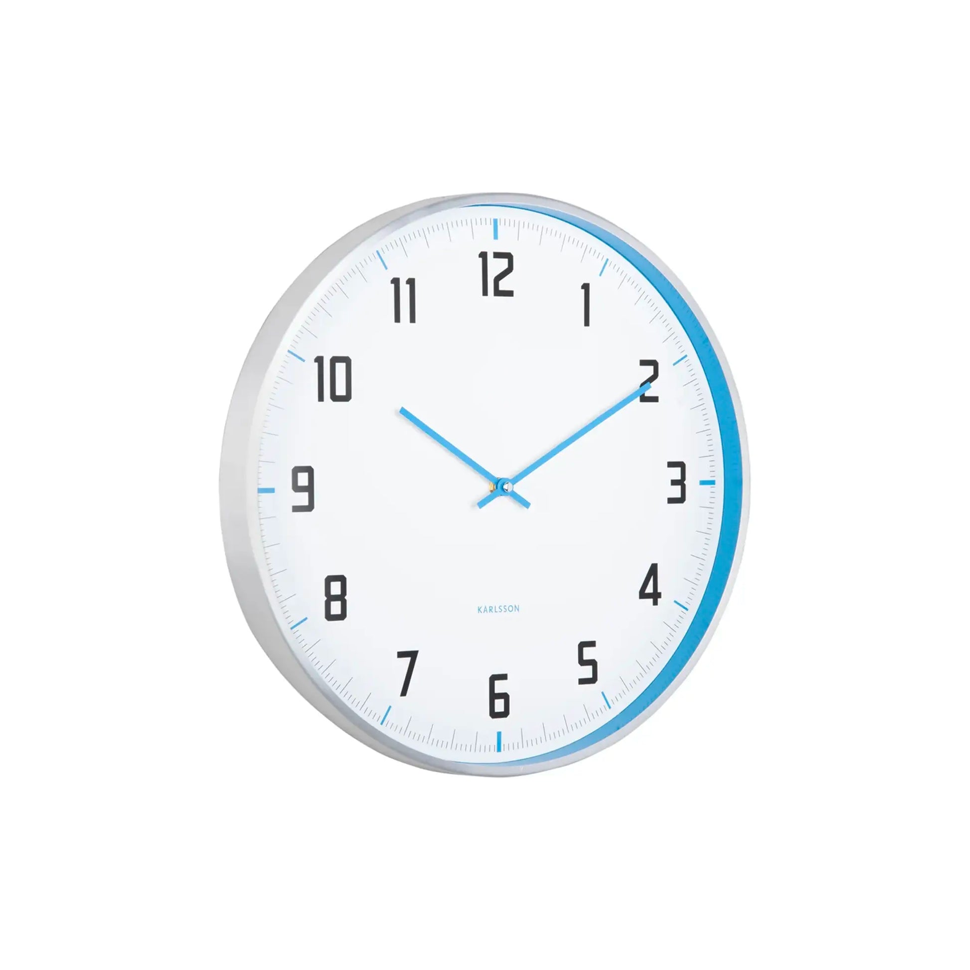 Kreisförmige Wanduhr Karlsson mit weißem Ziffernblatt, blauen Zeigern und hellblauem Rand