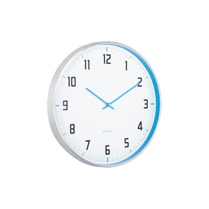 Kreisförmige Wanduhr Karlsson mit weißem Ziffernblatt, blauen Zeigern und hellblauem Rand