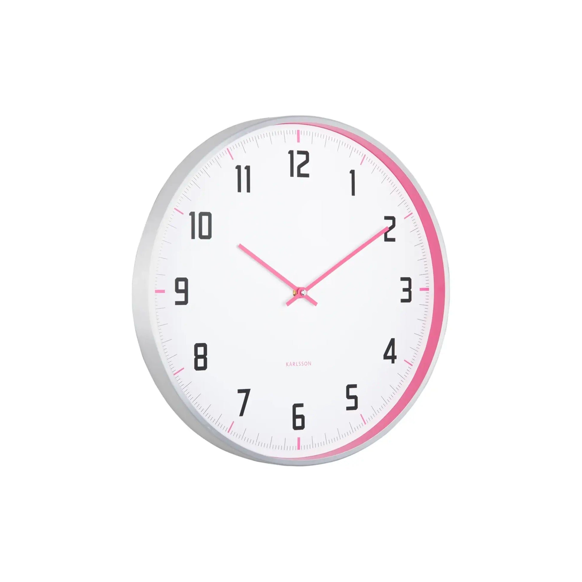 Runde Wanduhr im Nahblick: weißes Ziffernblatt, pinke Zeiger und grauer Rahmen