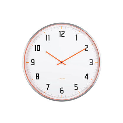 Karlsson Sporty Wanduhr Detail: weißes Zifferblatt mit orangefarbenem Rand und Zeigern