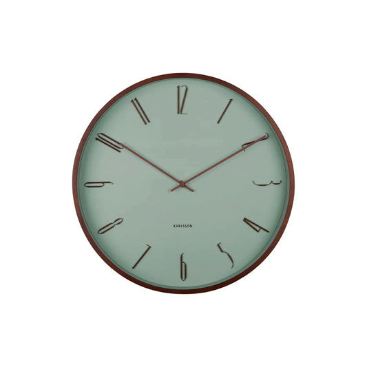Wanduhr mit graugrünem Zifferblatt und braunem Rand; rote Zeiger und dezente Marken