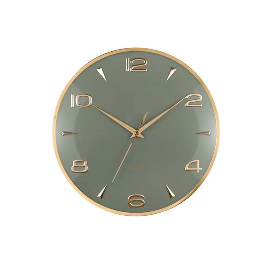 Nahaufnahme der runden Wanduhr mit grünem Ziffernblatt und goldenen Zeigern