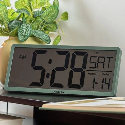Dschungelgrüne LCD-Wanduhr mit Nahansicht des Displays: AM, Tag, Monat, Datum