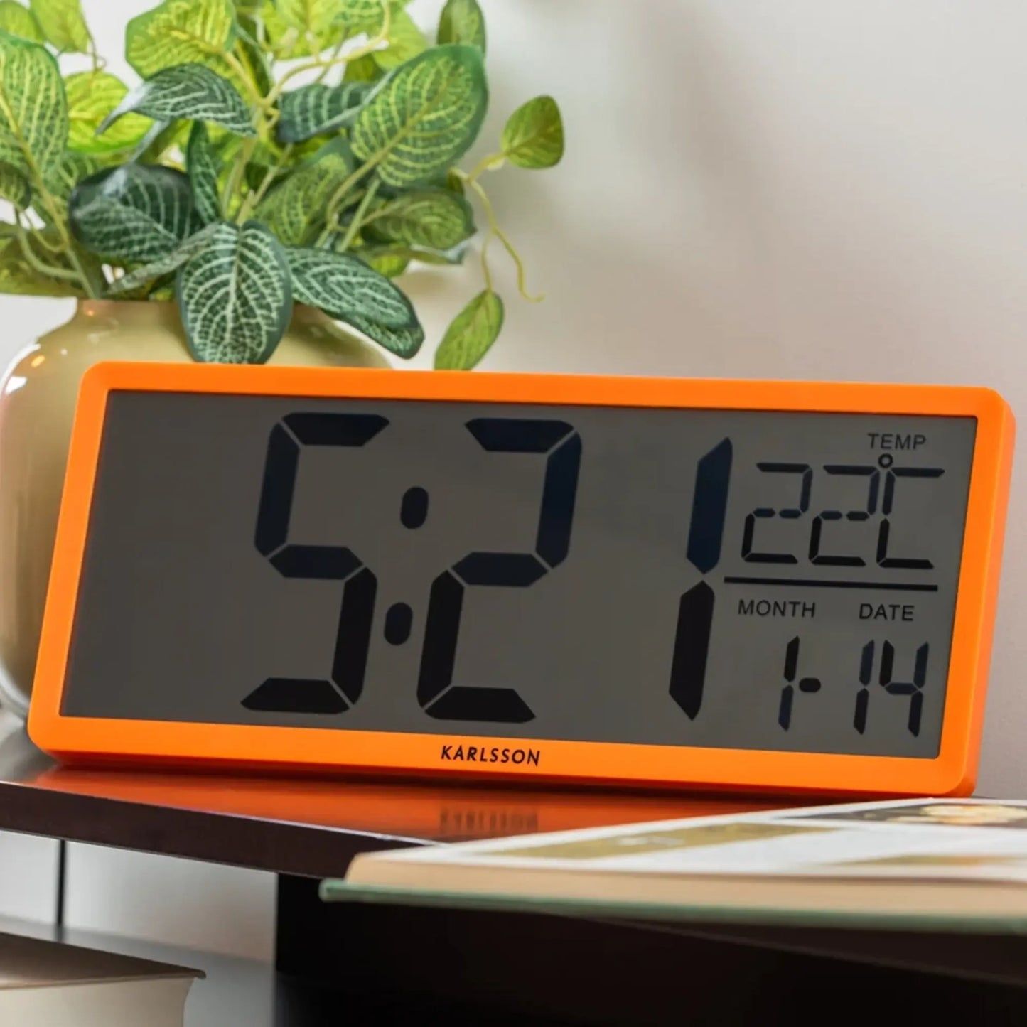 Karlsson Retro-LCD-Wanduhr mit orangefarbenem Rahmen, Anzeige für Temperatur und Uhrzeit