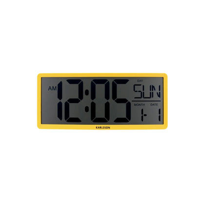 Studioansicht: Retro LCD-Wanduhr mit hellgelbem Rahmen und schwarzer digitaler Uhrzeit.