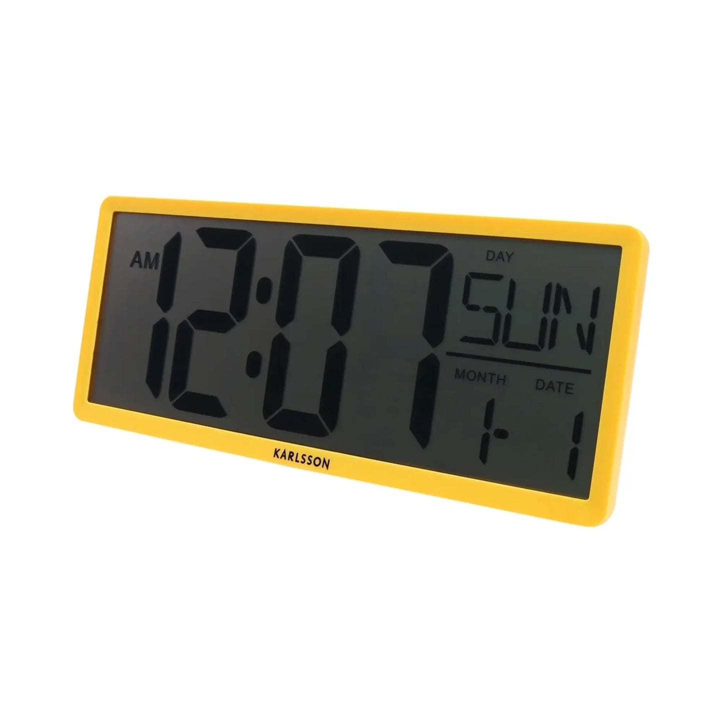 Nahaufnahme: Retro LCD-Wanduhr mit gelbem Rahmen, schwarze digitale Uhrzeit und Datum.