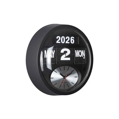 Schwarze runde Wanduhr mit Flip-Zahlen „2026“ und analogen Zeigern