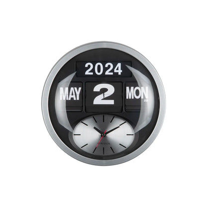 Nahansicht: runde Wanduhr Silber mit schwarzem Kalender-Flip und Analoguhr mit Zeigern
