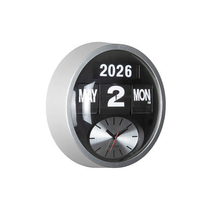 Nahe Ansicht: runde Wanduhr in Silber mit schwarzer Flip-Anzeige (2026) und Zeigern