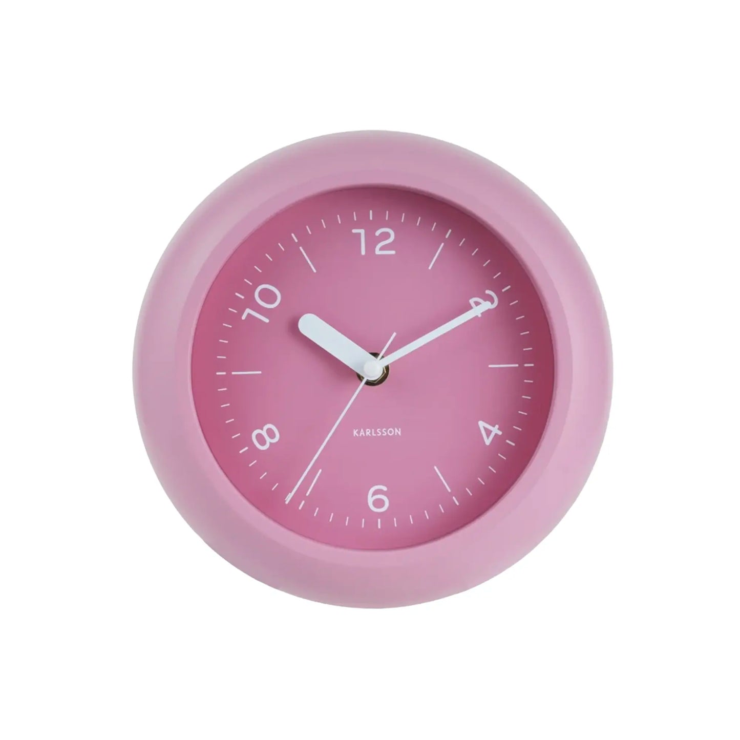 Rosafarbene Wanduhr mit rosa Zifferblatt, weißen Zeigern und Schriftzug KARLSSON