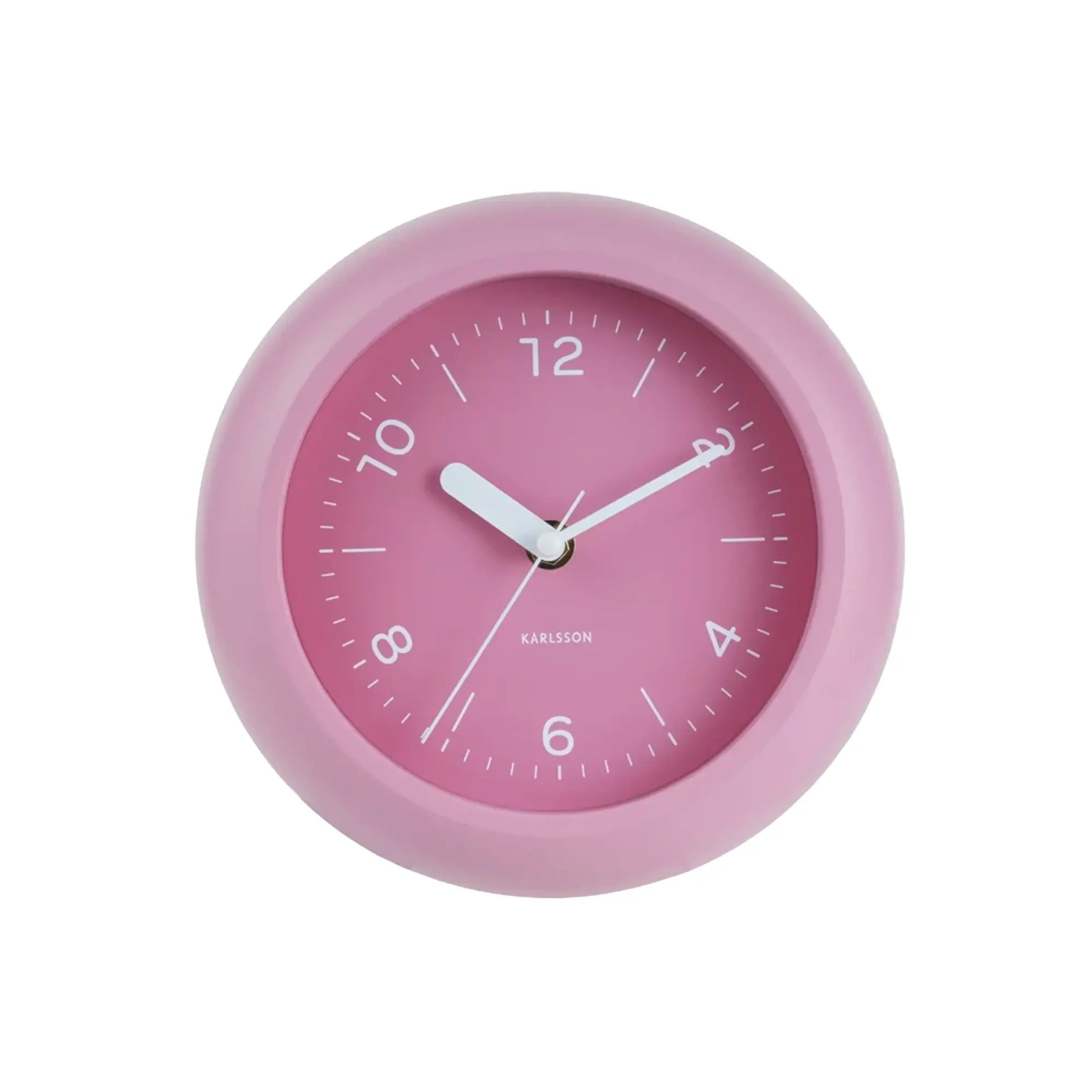Rosafarbene Wanduhr mit rosa Zifferblatt, weißen Zeigern und Schriftzug KARLSSON