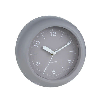 Wanduhr Karlsson mit rundem warmgrauem Gehäuse, grauem Ziffernblatt und weißen Zeigern