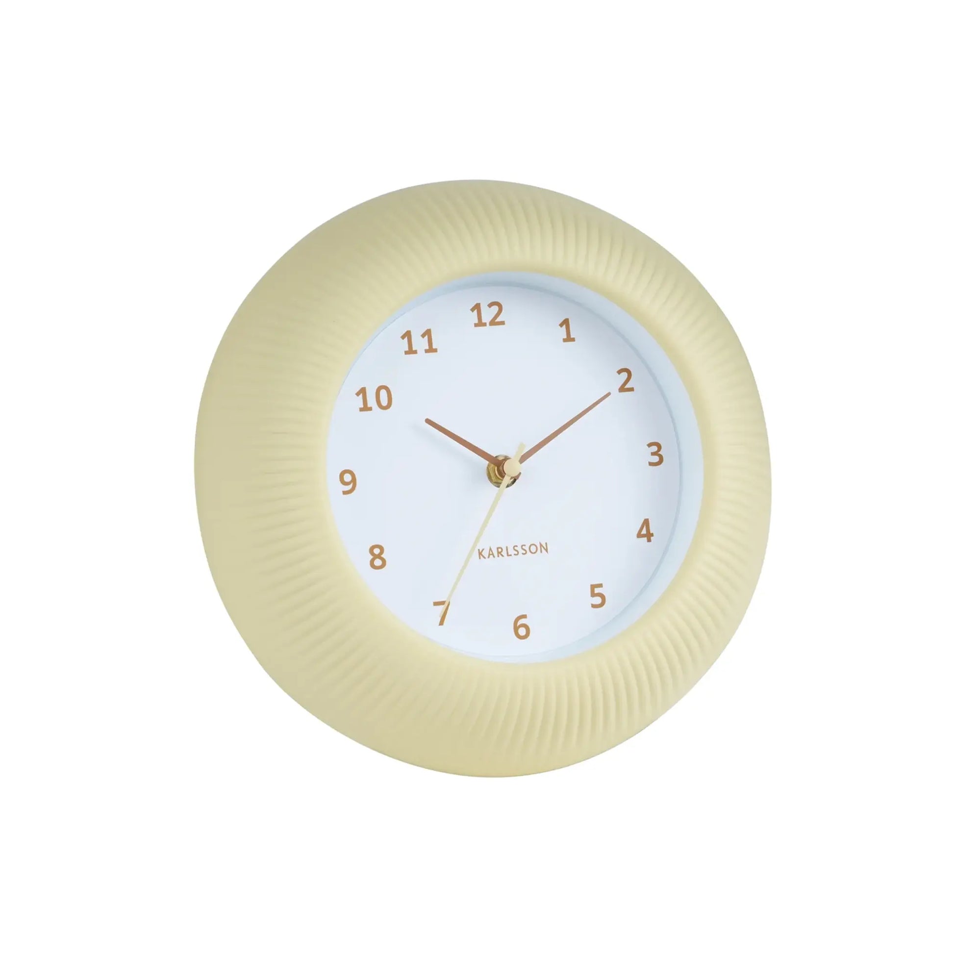 Nahaufnahme Wanduhr Softgelb: Reliefzifferblatt mit goldenen Zeigern und Ziffern