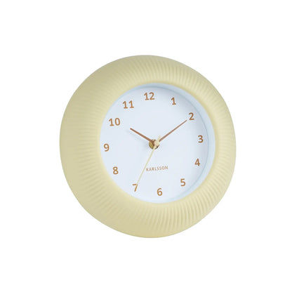 Nahaufnahme Wanduhr Softgelb: Reliefzifferblatt mit goldenen Zeigern und Ziffern