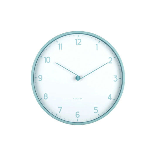 Karlsson Wanduhr mit hellblauem Rahmen und weißem Zifferblatt, arabische Ziffern