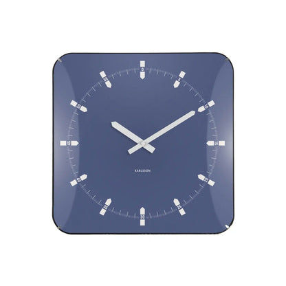 Vorderansicht quadratische Wanduhr mit marineblauem Ziffernblatt, weißen Zeigern und Skala