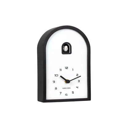 Wanduhr mit schwarzem Bogenrahmen und weißem Zifferblatt, arabische Zahlen und Zeiger