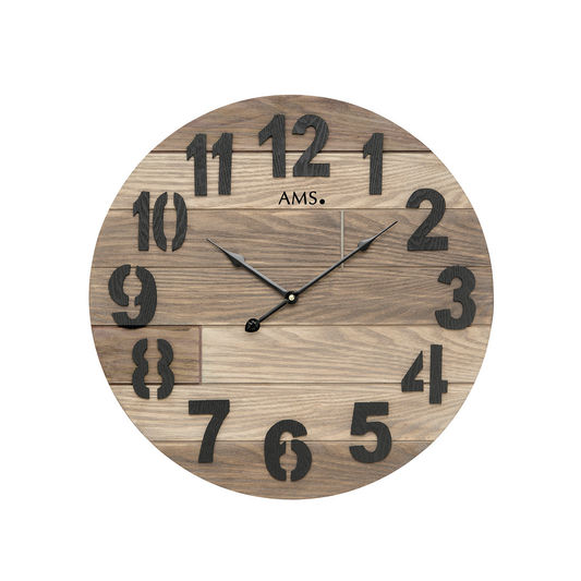 Wanduhr im Nahblick: rundes Holz-Zifferblatt mit schwarzen Ziffern und Zeigern