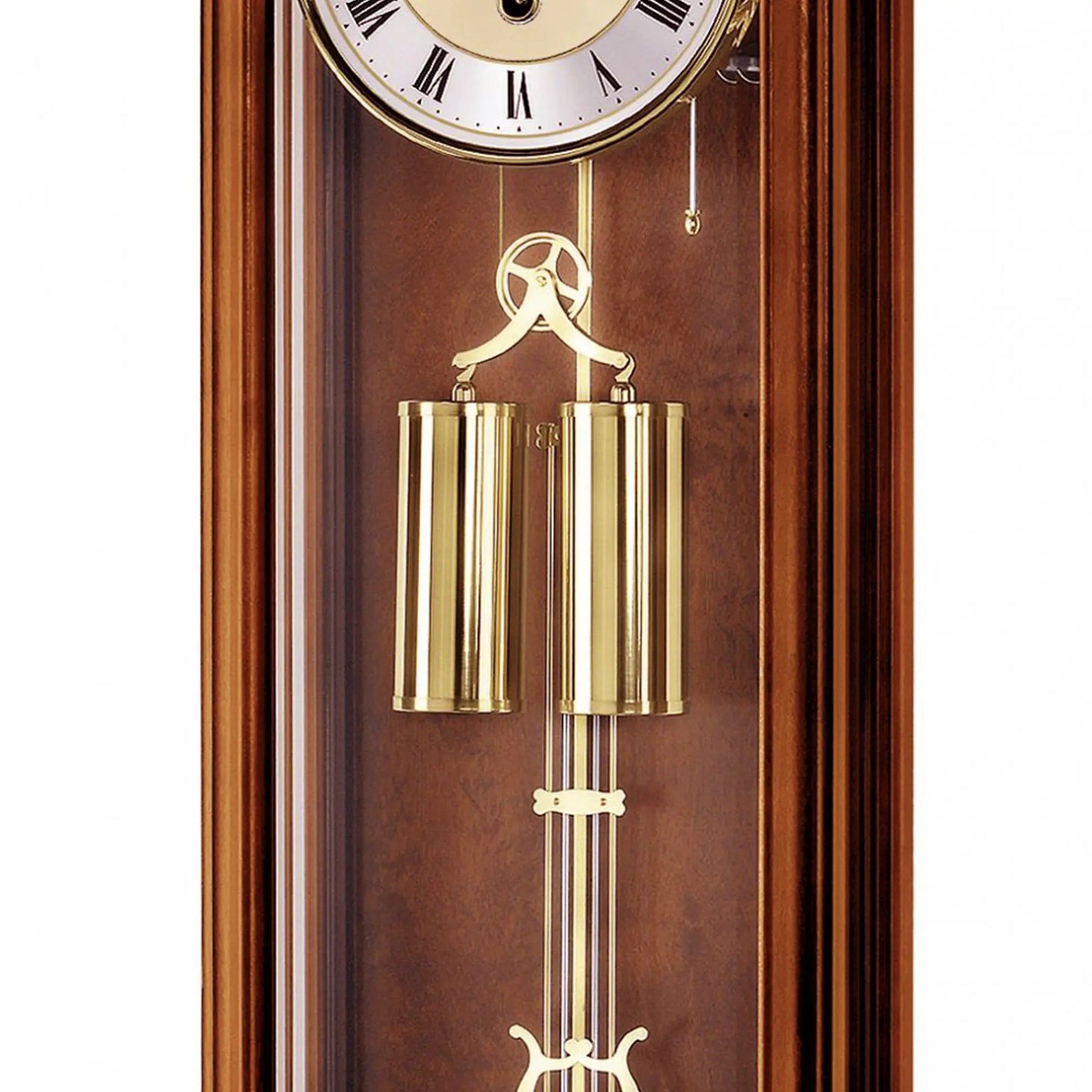Antike Wanduhr: goldene Gewichte und dekoratives Pendel im Kirschbaumgehäuse