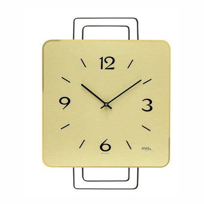 Wanduhr aus Messing mit rechteckigem Metallgehäuse, arabischen Ziffern und Zeigern.