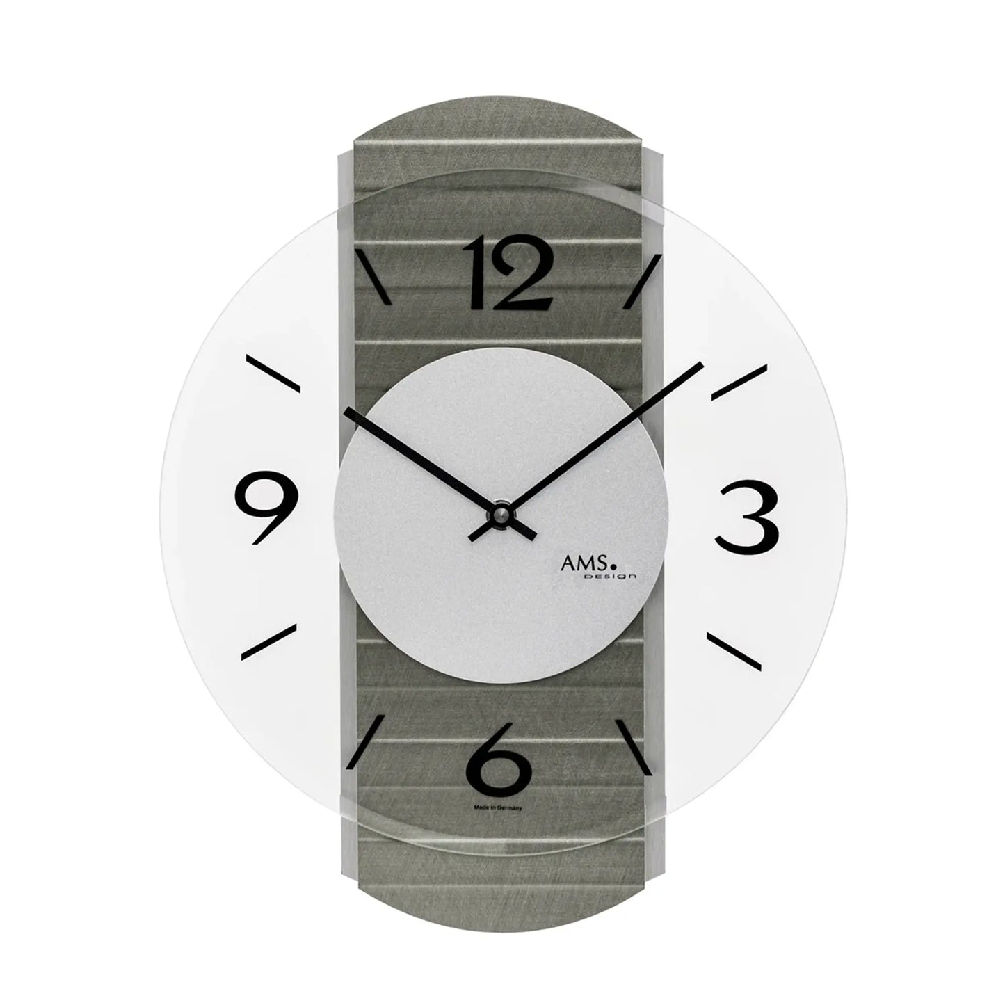 Wanduhr mit grauem Holzgehäuse, Aluminiumauflagen und Rundzifferblatt, schwarze Zahlen