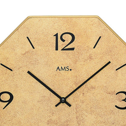 Väggur: urtavla med beige tryck, stor 12:a och svarta visare i träram.