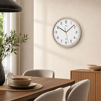 Funk-Wanduhr mit beiger Einfassung, weißem Zifferblatt, schwarzen Stunden- und Minutenzeigern.