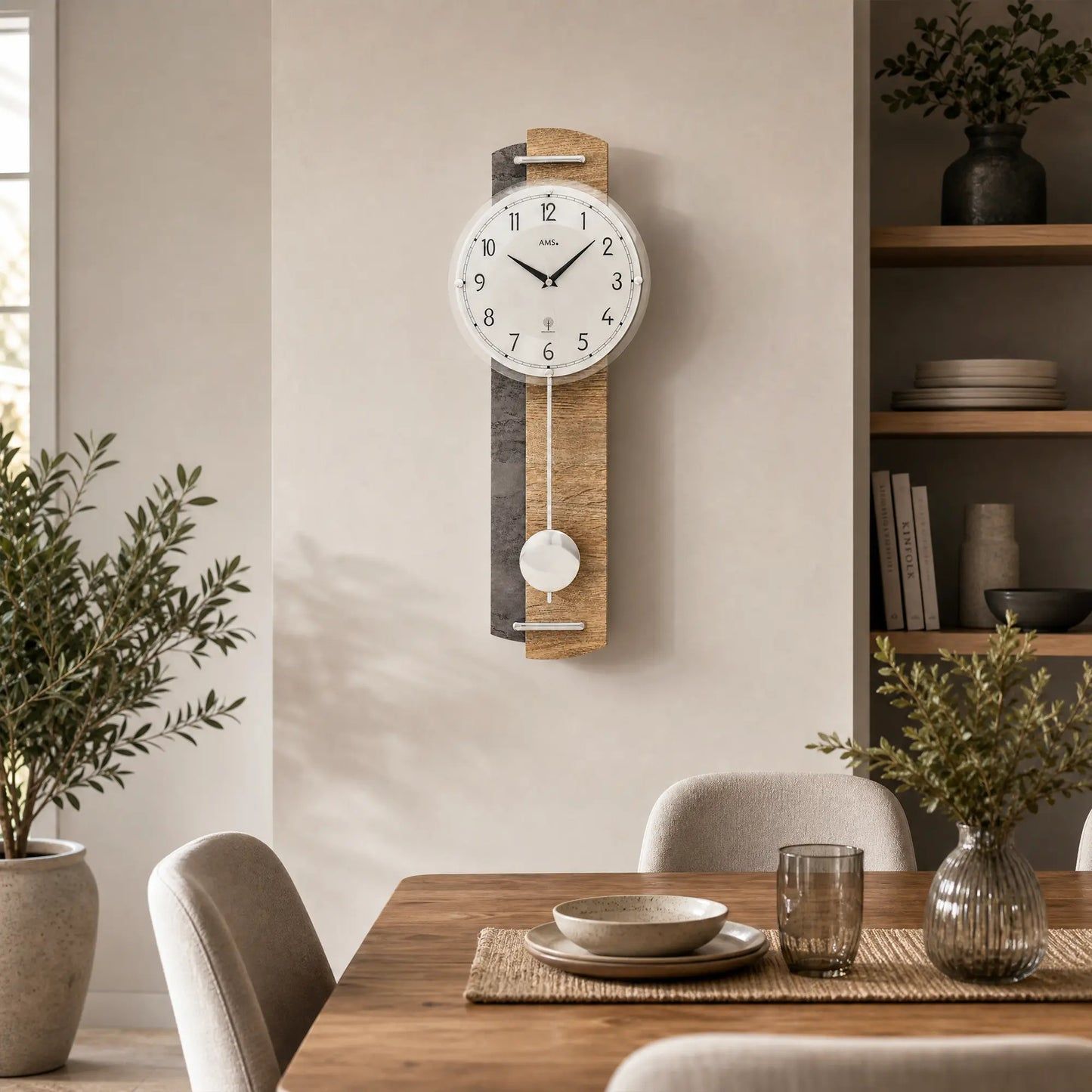 Reloj de pared radiofónico con caja de madera y péndulo, esfera blanca